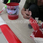 ทาสีขาวสลับสีแดงบนขอบทางด้วย Traffic Paint