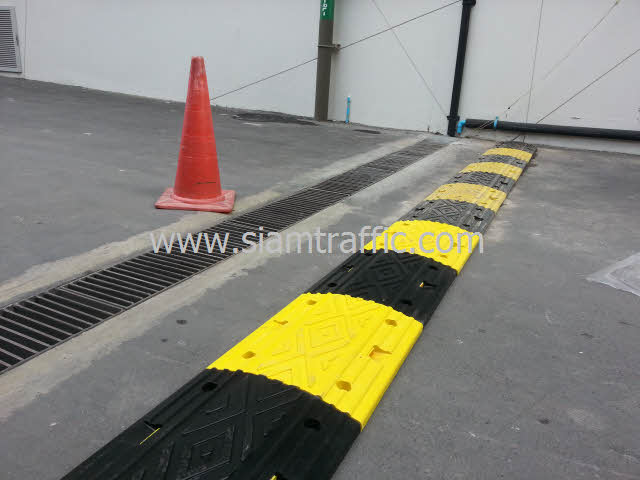เนินยางสีเหลืองสลับสีดำที่ Int Intersect ถนนพระราม 3