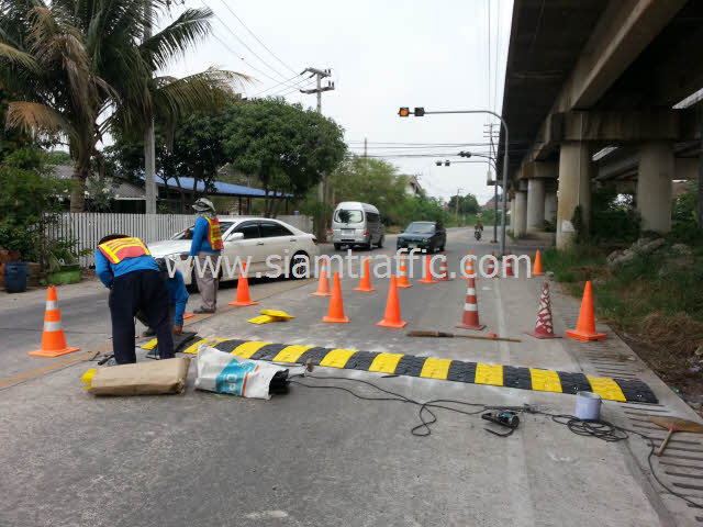 Installation of plastic speed bump at Chachoengsao