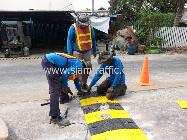 Installation of plastic speed bump at Chachoengsao