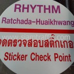 ป้าย Rhythm รัชดา-ห้วยขวาง สำหรับหรับยึดแผงกั้นจราจรสแตนเลส