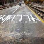 ตีเส้นถนนตัวอักษรคำว่า "ความ" สะพานไทย-ญี่ปุ่น