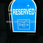 แผงกั้นจราจรสแตนเลสพร้อมข้อความ "RESERVED" โรงแรมเดอะ เดวิส แบงคอก