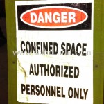 ป้ายขาตั้งพลาสติก confined space authorized personnel only สะท้อนแสง