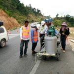 การสาธิตวิธีการตีเส้นถนนด้วยสีเทอร์โมพลาสติก ประเทศพม่า လက်တွေ့အရောင် thermoplastic နဲ့ လမ်းမျဥ်းဆွဲပြခြင်း မြန်မာနိုင်ငံ