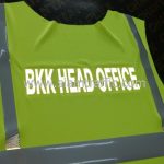เสื้อจราจรสะท้อนแสง ปตท. รีดข้อความสะท้อนแสง "BKK HEAD OFFICE"
