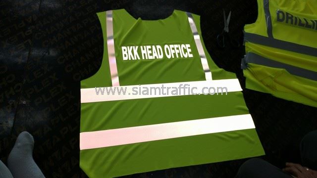เสื้อสะท้อนแสง safety ปตท. รีดข้อความสะท้อนแสง "BKK HEAD OFFICE"