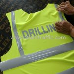 มาตรฐานเสื้อสะท้อนแสง ปตท. รีดข้อความสะท้อนแสง "DRILLING