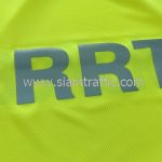 เสื้อสะท้อนแสงสีเขียว ปตท. รีดข้อความสะท้อนแสง "RRT"