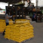 สีตีเส้นจราจร สีเหลือง จำนวน 2,700 ถุง ส่งไปที่เมืองเมียวดี ประเทศพม่า