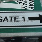 ป้ายข้อความ GATE 1 พร้อมลูกศร 