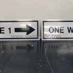 ป้ายข้อความ "GATE 1" และ "ONE WAY" 