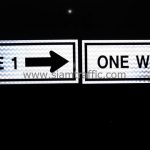 ป้าย "GATE 1" และ "ONE WAY" 