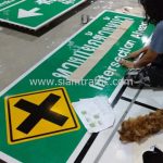 ป้ายบอกทางแยกข้างหน้า ถนนศรีนครินทร์ - ร่มเกล้า จากคลองหัวหมาก ถึง คลองลำสาลี