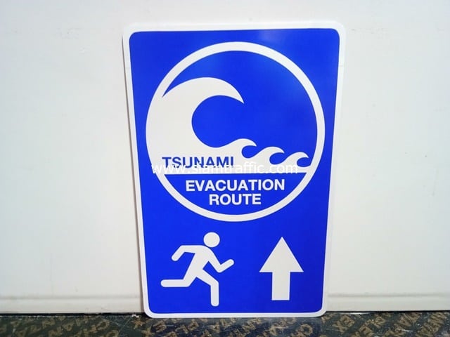 ป้ายสัญลักษณ์ความปลอดภัย และข้อความ TSUNAMI EVACUATION ROUTE