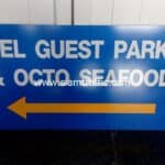 ป้ายลูกศร HOTEL GUEST PARKING & OCTO SEAFOOD