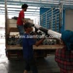 ราวเหล็กลูกฟูกกั้นขอบทาง ไฟจราจร และเสาเหล็กอาบสังกะสี ปลายทางจังหวัดพะเยา