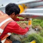 การติดสติกเกอร์ติดเสาการ์ดเรลไดมอนด์สีเหลือง บนทางหลวงหมายเลข 4 ตอน เสียบญวน – กระบุรี ปริมาณงานรวม 2,316 เมตร