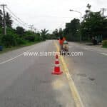 ตีเส้นจราจร บริเวณสี่แยกไฟแดงบ้านลาด