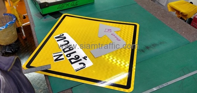 ป้ายเตือนจราจร ป้ายทางเข้า ป้ายทางออก พร้อมสัญลักษณ์ และป้ายบังคับ