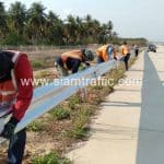 การ์ดเรล Motorway ติดตั้งบริเวณคอสะพาน และคันทางสูง ตามแบบแขวงทางหลวงพิเศษระหว่างเมือง บนทางหลวงพิเศษหมายเลข 7