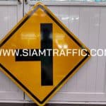ป้ายเตือน ต-13 หรือป้ายเตือนทางแยก ทางโทแยกทางเอกทางซ้าย