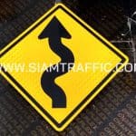 ป้ายเตือน ต.19 หรือป้ายเตือนทางคดเคี้ยวเริ่มซ้าย ขนาด 60 x 60 ซม.
