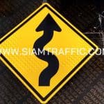 ป้ายเตือน ต.10 หรือป้ายเตือนทางคดเคี้ยวเริ่มขวา ขนาด 60 x 60 ซม.