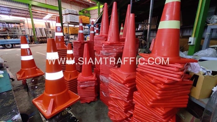 กรวยจราจร 80 ซม. ขนาดฐาน 45×45 ซม. คาดแถบสะท้อนแสงสีขาว 2 แถบ