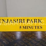 ป้าย BENJASIRI PARK ลูกศรชี้ขวา ขนาด 15 x 80 เซนติเมตร