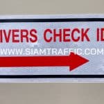 ป้าย DRIVERS CHECK ID พร้อมลูกศรชี้ขวา ขนาด 20 x 45 เซนติเมตร สำหรับติดไม้กั้นรถ