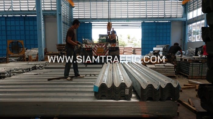 Guardrail ติดตั้งบนทางหลวงหมายเลข 4