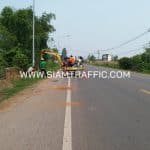 ขั้นตอนการติดตั้งการ์ดเรล ที่ทางหลวงหมายเลข 242 ตอนหนองบัว – ท่าบ่อ ปริมาณงาน 2,272 เมตร