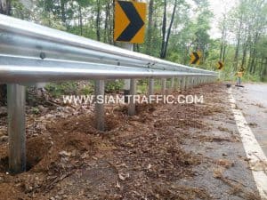 การ์ดเรล (Guardrail) บนทางหลวงหมายเลข 1217 ปากห้วยอ้อย-วังปึ้ง