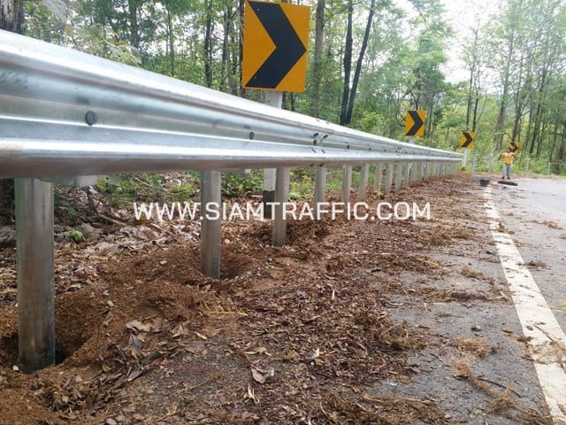 การ์ดเรล (Guardrail) บนทางหลวงหมายเลข 1217 ปากห้วยอ้อย-วังปึ้ง