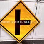 ป้ายเตือน ต.14 หรือป้ายเตือนทางแยก ทางโทแยกทางเอกทางขวา