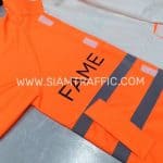 เสื้อกันฝนสีส้ม แบบชุดคลุม คาดแถบสะท้อนแสง สกรีนโลโก้ FAME เสื้อกันฝนสีส้ม แบบชุดคลุม คาดแถบสะท้อนแสง สกรีนโลโก้ FAME