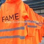 ชุดกันฝนสีส้ม แบบชุดคลุม คาดแถบสะท้อนแสง สกรีนโลโก้ FAME FOOD ART MUSIC ENTERTAINMENT ชุดกันฝนสีส้ม แบบชุดคลุม คาดแถบสะท้อนแสง สกรีนโลโก้ FAME FOOD ART MUSIC ENTERTAINMENT