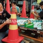 การติดแถบสะท้อนแสง บนกรวยจราจร ขนาด 70 เซนติเมตร การติดแถบสะท้อนแสง บนกรวยจราจร ขนาด 70 เซนติเมตร