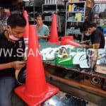 การติดแถบสะท้อนแสง บนกรวยจราจร M Power ขนาด 70 เซนติเมตร การติดแถบสะท้อนแสง บนกรวยจราจร M Power ขนาด 70 เซนติเมตร
