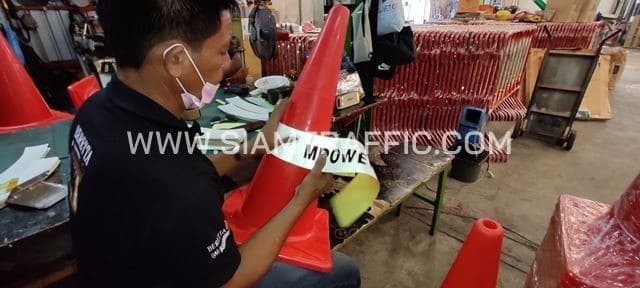กรวยจราจร สูง 70 เซนติเมตร คาดแถบสะท้อนแสงสกรีนข้อความ M Power