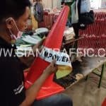 การติดแถบสะท้อนแสง บนกรวยกั้นจราจร ขนาด 70 เซนติเมตร การติดแถบสะท้อนแสง บนกรวยกั้นจราจร ขนาด 70 เซนติเมตร