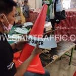 การติดแถบสะท้อนแสง บนกรวยจราจร 70 cm การติดแถบสะท้อนแสง บนกรวยจราจร 70 cm