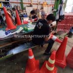 การติดแถบสะท้อนแสง 2 แถบ บนกรวยถนน การติดแถบสะท้อนแสง 2 แถบ บนกรวยถนน