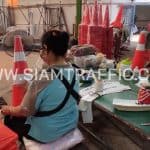 การติดแถบสะท้อนแสง บนกรวยจราจร ขนาด 70 ซม. การติดแถบสะท้อนแสง บนกรวยจราจร ขนาด 70 ซม.