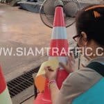 การติดแถบสะท้อนแสง บนกรวยจราจร ขนาด 70 เซนติเมตร การติดแถบสะท้อนแสง บนกรวยจราจร ขนาด 70 เซนติเมตร