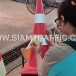 การติดแถบสะท้อนแสง บนกรวยกั้นถนน ขนาด 70 เซนติเมตร การติดแถบสะท้อนแสง บนกรวยกั้นถนน ขนาด 70 เซนติเมตร